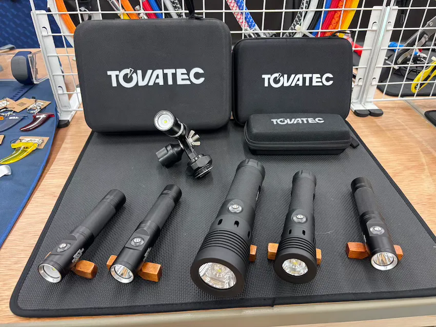 村上商事の取り扱うTOVATECの水中ライトも注目製品。type Cで充電でき、1500lmの明るさをかね備えた15,000円台のモデルやワイドスポット切り替えがしやすいモデルなど、選べる明るさや使い勝手の良さにくわえ、手に入りやすさも魅力