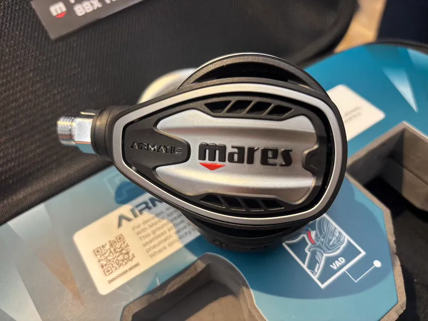 Maresの注目新製品は新構造のセカンドステージ「PLANET 88X TBP」。より自然なエアフローを実現するテクノロジー「エアマティック」で水中での呼吸の負担がより軽くなった