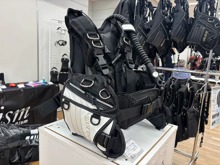 BismイチオシのBC「NELEUS」。2026年の数量限定ホワイトモデルは従来モデルよりもホワイト面積が広がりよりスタイリッシュに