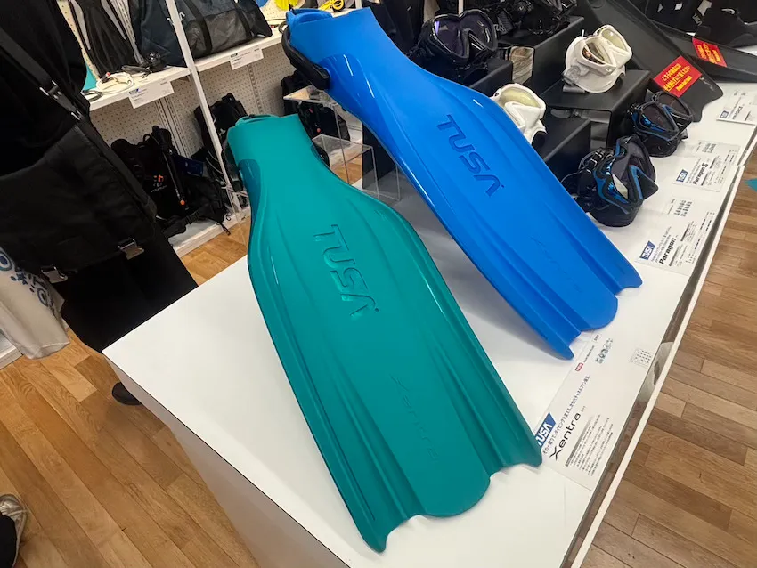 TUSAからは車のボディをイメージさせる洗練されたデザインのチャネルフィン「Xentra」が新発売。キールが低く分厚くなった分、従来よりも効率よく脚の力が伝わるフィンとなっている