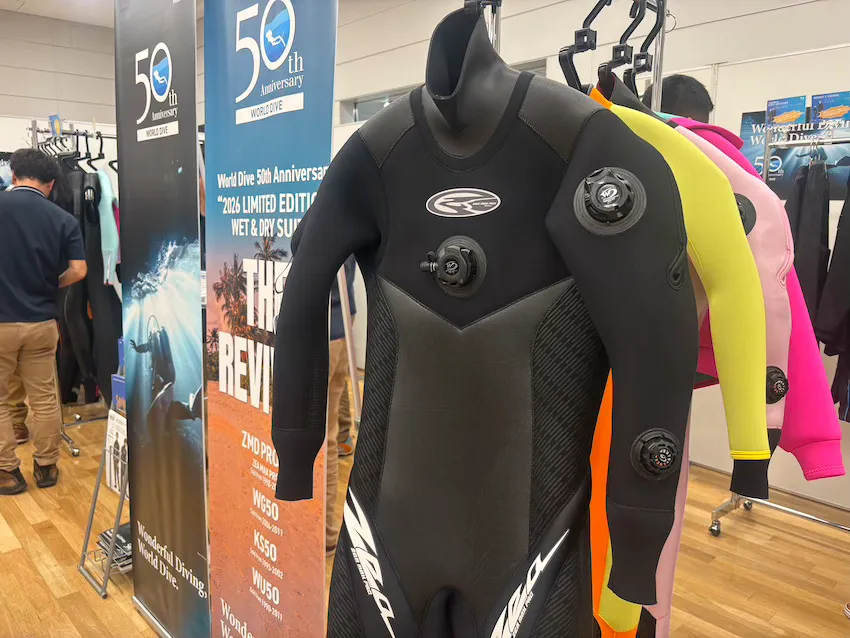 スーツメーカー・ワールドダイブからは98〜07年の人気品番の復刻版が登場。高品質な素材とデザインのアップデートも。会場では参加者から「懐かしい」、「やっぱこれだよね」と言った声も聞かれた