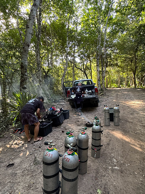 ケーブダイビングは施設がない場合がほとんど。ジャングルの中で楽しむ