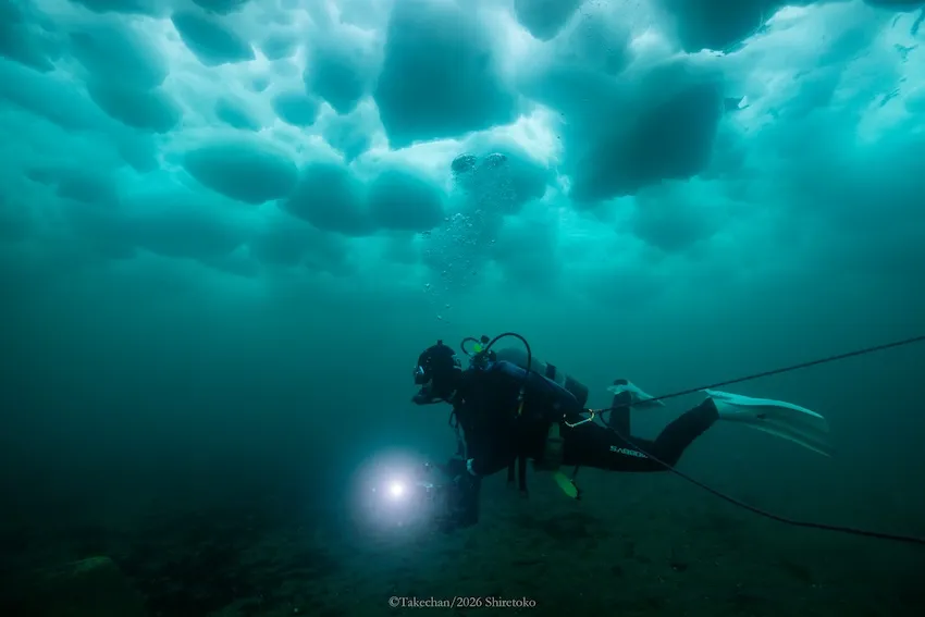 安全のためにバディの高山氏と出口をロープで繋いでいる様子