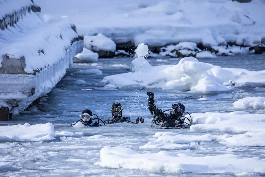 寒いはずなのに氷を投げて遊ぶ茂野氏