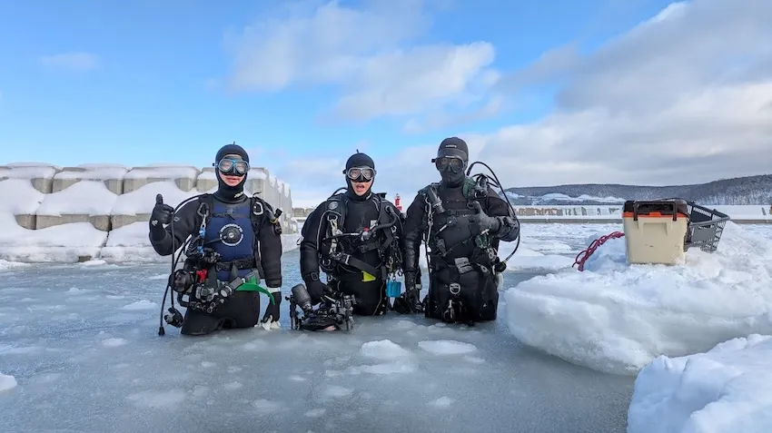 流氷下へ潜る前のドキドキしている様子