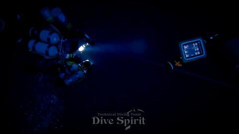 水深105mに向けて潜降中。写真は水深68m 