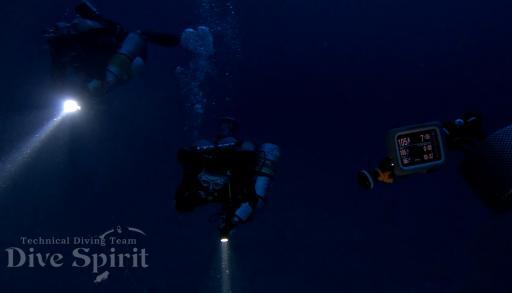 水深105mに到達！自然光はわずかにしか届かず、薄暗い 