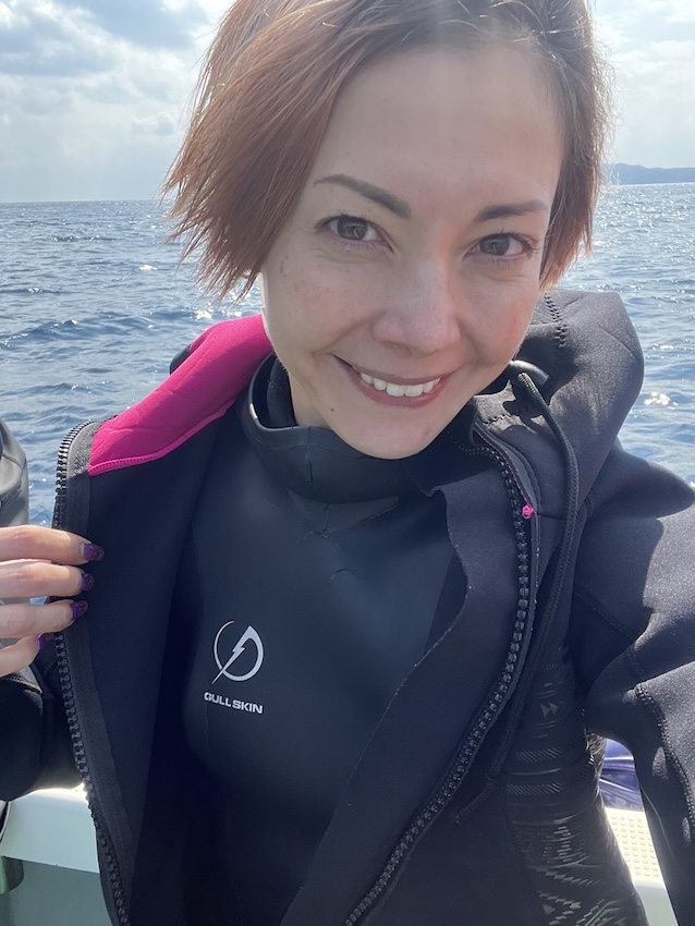 土屋アンナ:モデル・ミュージシャン・女優として活躍するマルチアーティスト。プライベートでは海をこよなく愛し、素潜りやビーチで過ごす時間を大切にしている