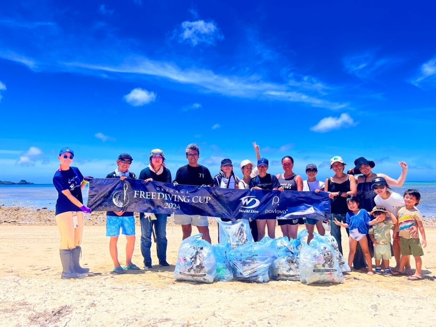 2024年に実施された恩納村の海でもビーチクリーンを実施。選手やスポンサー主催者が参加