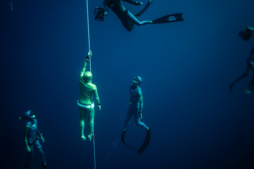 選手は申告した深度と種目に一人ずつ挑戦。セーフティ専門チームが選手に何かあった時のためにしっかりと周りをかためる