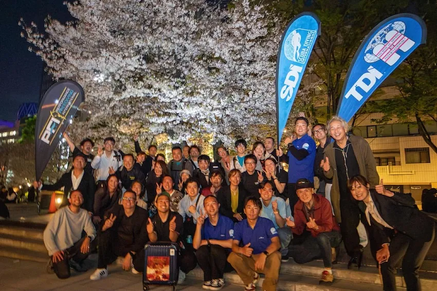会場目の前の公園にて。SDI本部から来日した代表のクリス氏が好きだというサクラの木の下で記念撮影