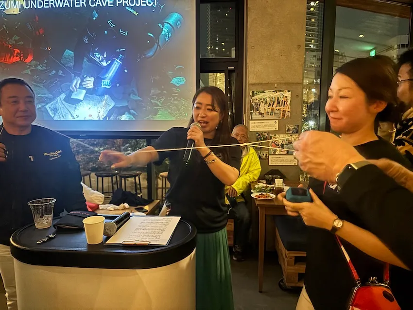 水中での測量を再現する稲積チーム