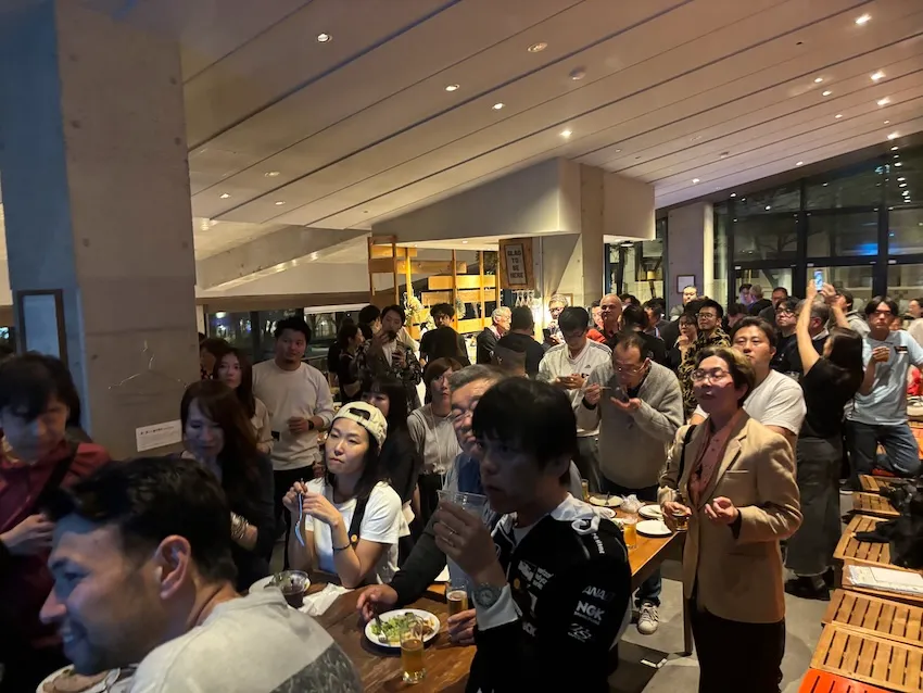 発表チームのスクリーンを熱心に見つめる参加者たち