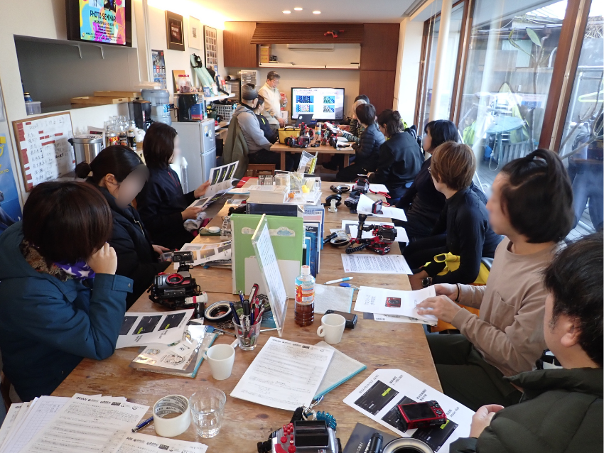 TG写真教室座学の様子。丁寧な解説と資料で一からステップアップできる