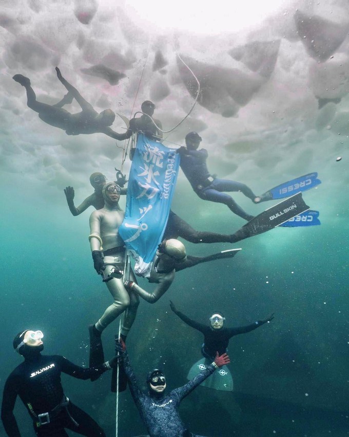 さまざまな環境で潜る原氏。時には流氷の下で潜ることも