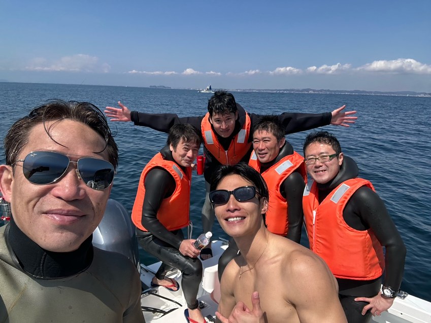 同じ海でトレーニングをするフリーダイビング仲間たち