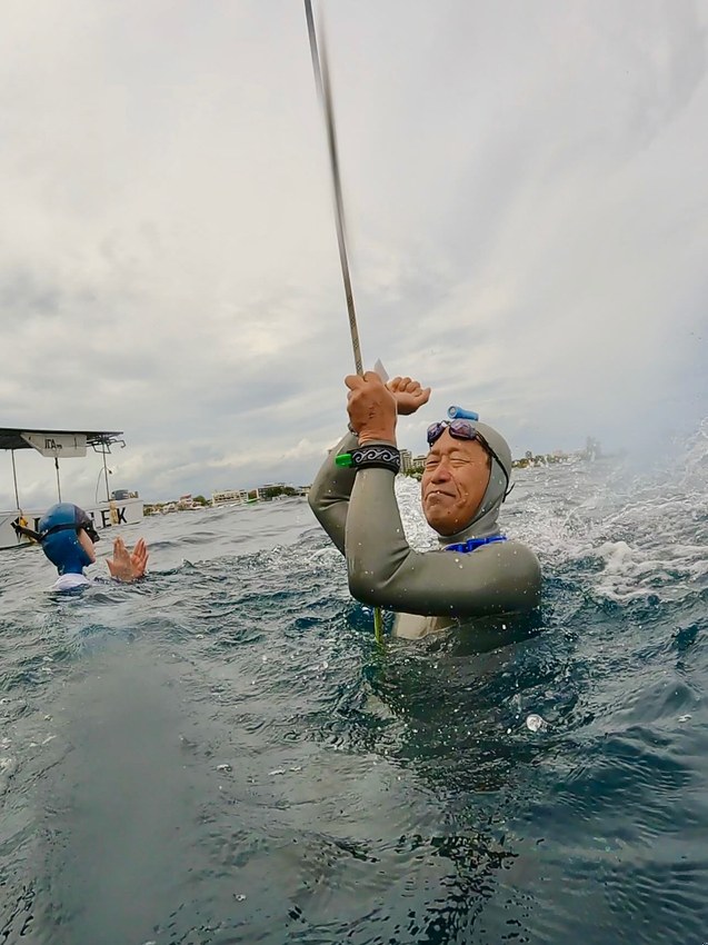 浮上後に審判にOKサインを送る原氏