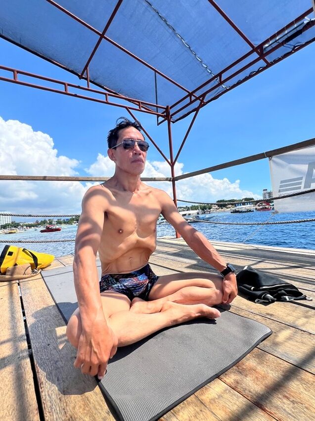 横隔膜のストレッチをはじめ陸でもトレーニングを積み重ねる原氏