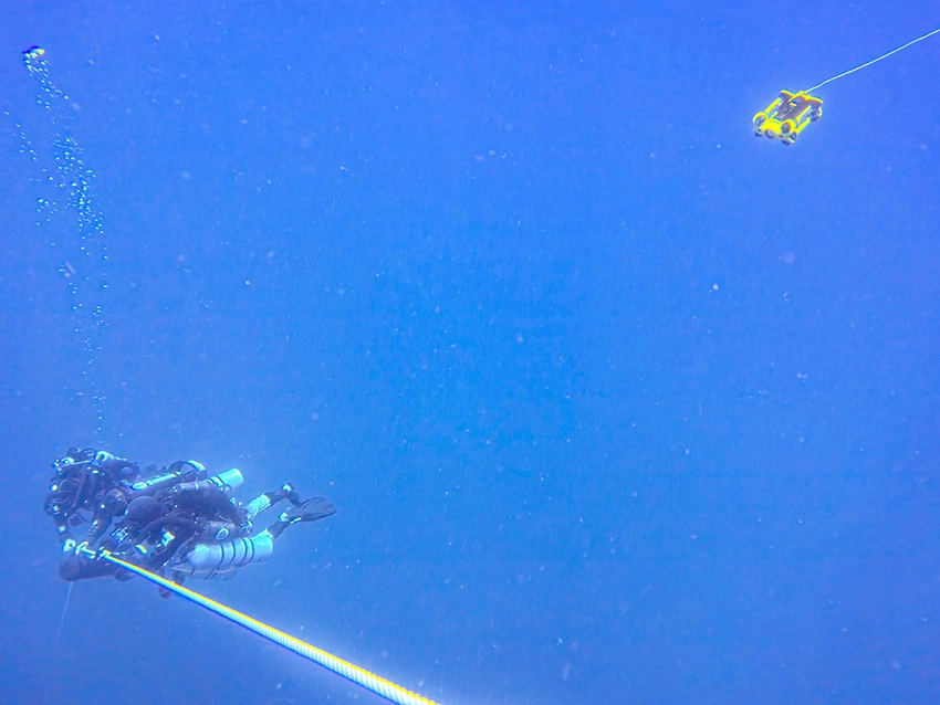 浮上中。サポートで入っていただいたROV(水中ドローン)の姿も見える