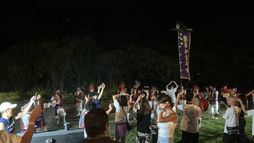 エイサーを披露してくれた座喜味青年会に最後は選手もスタッフも混ざってみんなで踊る