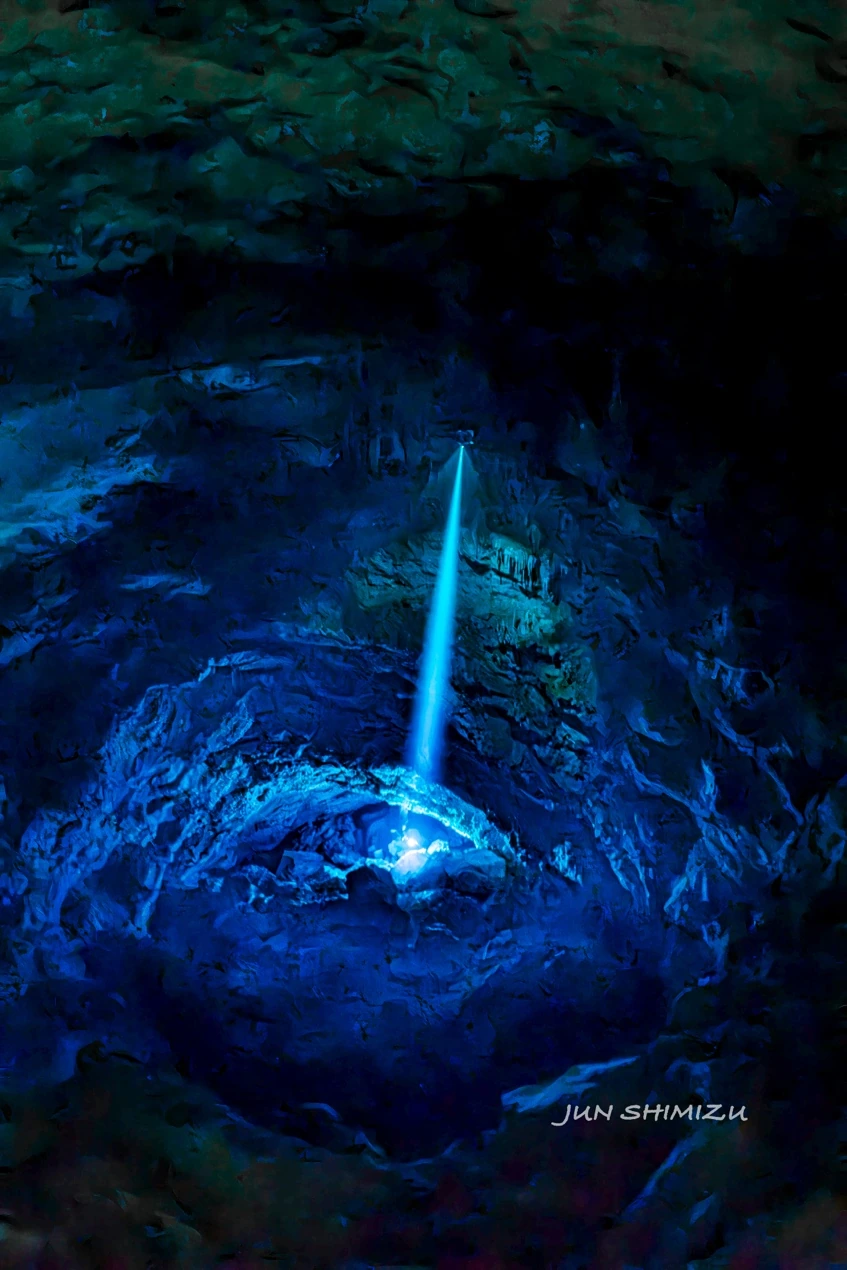 水深8m付近から水底60mにステイするダイバーを見下ろす（Blue Abyss/Mexico Tulum）